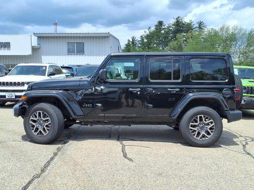 Black Clearcoat 2025 Jeep Wrangler 4-Door Sahara 4x4