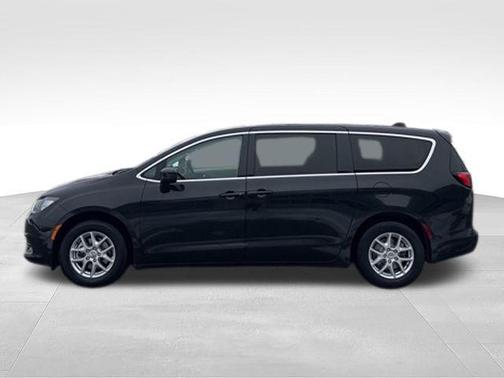 Brilliant Black Crystal Pearlcoat 2023 Chrysler Voyager LX