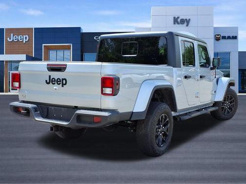 Silver Zynith Clearcoat 2023 Jeep Gladiator Sport S