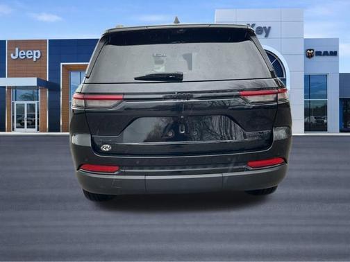 Diamond Black Crystal Pearlcoat 2023 Jeep Grand Cherokee Limited