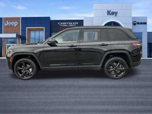 Diamond Black Crystal Pearlcoat 2023 Jeep Grand Cherokee Limited