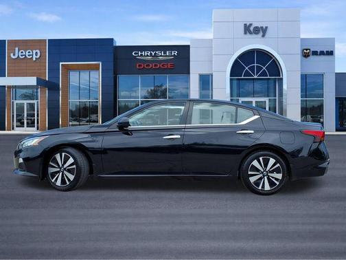 Super Black Clearcoat 2022 Nissan Altima 2.5 SV