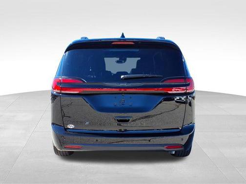 Diamond Black Crystal Pearlcoat 2026 Chrysler Pacifica L