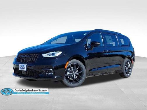 Diamond Black Crystal Pearlcoat 2026 Chrysler Pacifica L
