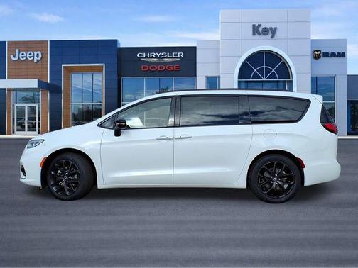 Bright White Clearcoat 2026 Chrysler Pacifica Limited
