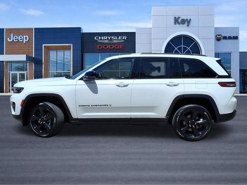 Bright White Clearcoat 2023 Jeep Grand Cherokee Altitude
