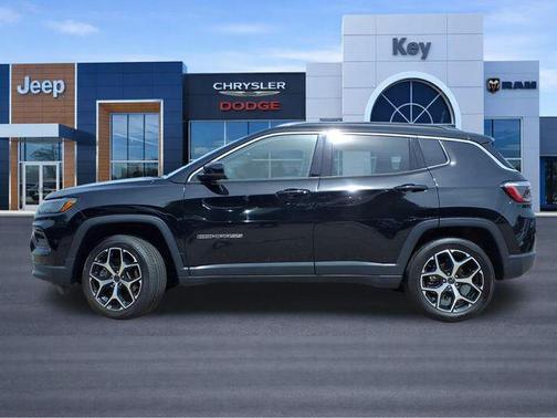 Diamond Black Crystal Pearlcoat 2025 Jeep Compass Limited