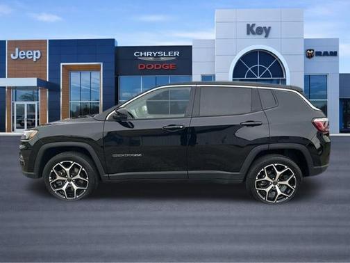Diamond Black Crystal Pearlcoat 2025 Jeep Compass Limited