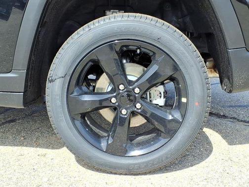 Diamond Black Crystal Pearlcoat 2026 Jeep Grand Cherokee Limited
