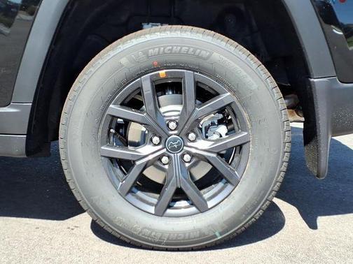 High Gloss Black 2027 Jeep Grand Cherokee Altitude