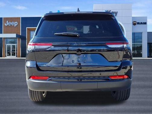 Diamond Black Crystal Pearlcoat 2025 Jeep Grand Cherokee Altitude