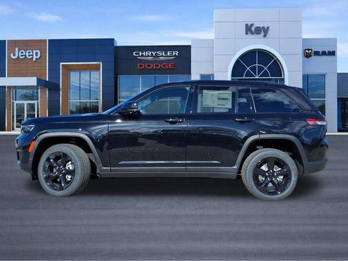 Diamond Black Crystal Pearlcoat 2025 Jeep Grand Cherokee Altitude