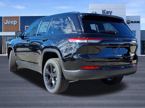 Diamond Black Crystal Pearlcoat 2025 Jeep Grand Cherokee Altitude