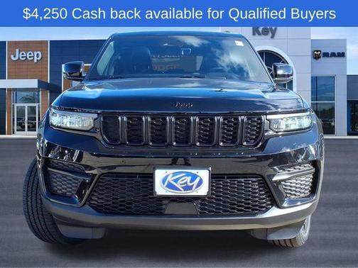 Diamond Black Crystal Pearlcoat 2025 Jeep Grand Cherokee Altitude