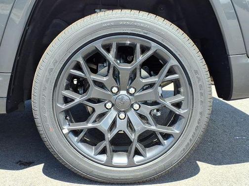 Baltic Gray Metallic Clearcoat 2026 Jeep Grand Cherokee Summit