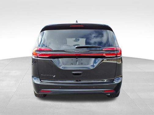 Diamond Black Crystal Pearlcoat 2026 Chrysler Pacifica L