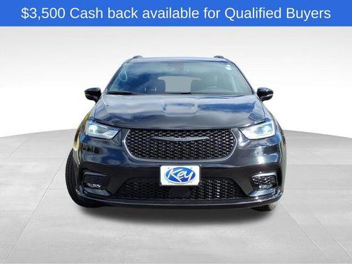 Diamond Black Crystal Pearlcoat 2026 Chrysler Pacifica L