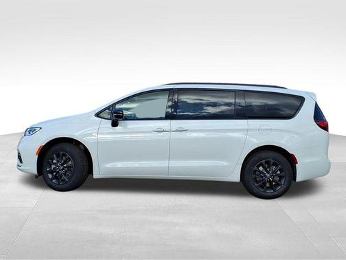 Bright White Clearcoat 2026 Chrysler Pacifica L