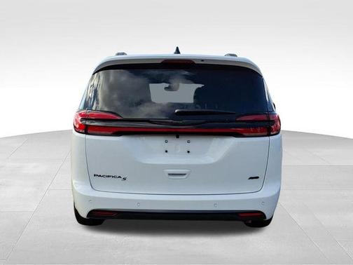 Bright White Clearcoat 2026 Chrysler Pacifica L