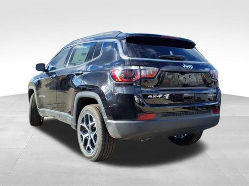 Diamond Black Crystal Pearlcoat 2026 Jeep Compass Limited