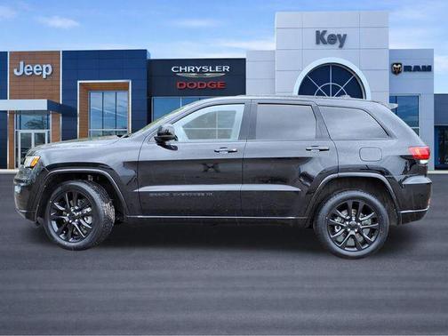 Diamond Black Crystal Pearlcoat 2022 Jeep Grand Cherokee Altitude