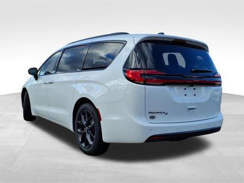 Bright White Clearcoat 2026 Chrysler Pacifica L