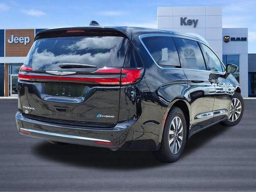 Brilliant Black Crystal Pearlcoat 2024 Chrysler Pacifica Hybrid Select