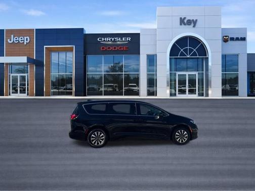 Brilliant Black Crystal Pearlcoat 2024 Chrysler Pacifica Hybrid Select