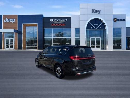 Brilliant Black Crystal Pearlcoat 2024 Chrysler Pacifica Hybrid Select