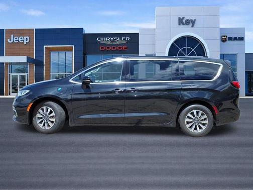 Brilliant Black Crystal Pearlcoat 2024 Chrysler Pacifica Hybrid Select