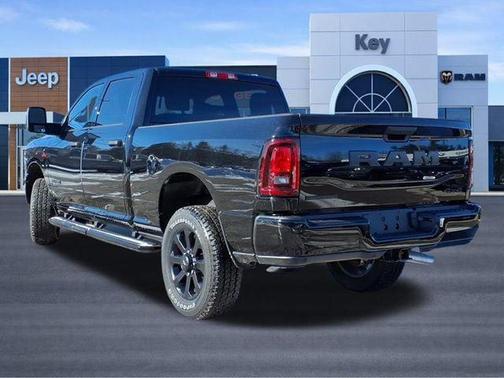 Diamond Black Crystal Pearlcoat 2026 RAM 2500 Big Horn Crew Cab 4x4 6'4' Box