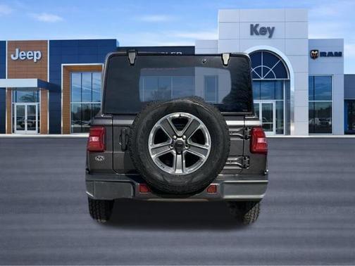 Granite Crystal Metallic Clearcoat 2022 Jeep Wrangler Unlimited Sahara