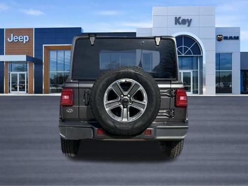 Granite Crystal Metallic Clearcoat 2022 Jeep Wrangler Unlimited Sahara
