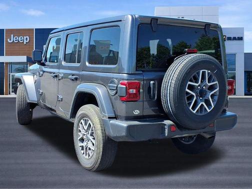Granite Crystal Metallic Clearcoat 2025 Jeep Wrangler 4-Door Sahara 4x4