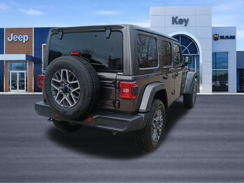 Granite Crystal Metallic Clearcoat 2025 Jeep Wrangler 4-Door Sahara 4x4