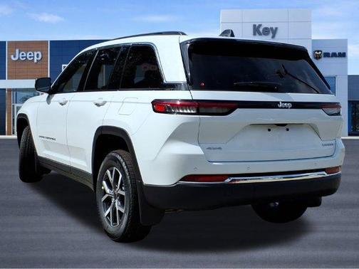 Bright White Clearcoat 2027 Jeep Grand Cherokee Laredo