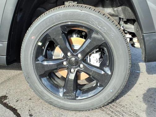 Baltic Gray Metallic Clearcoat 2025 Jeep Grand Cherokee Altitude