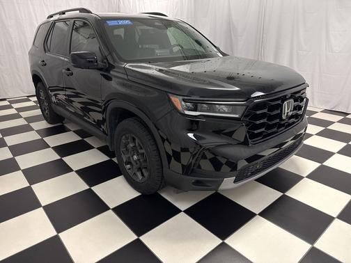 Crystal Black Pearl 2025 Honda Pilot TrailSport