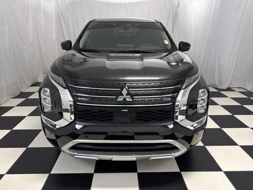 Labrador Black Pearl 2024 Mitsubishi Outlander SE 2.5 S-AWC