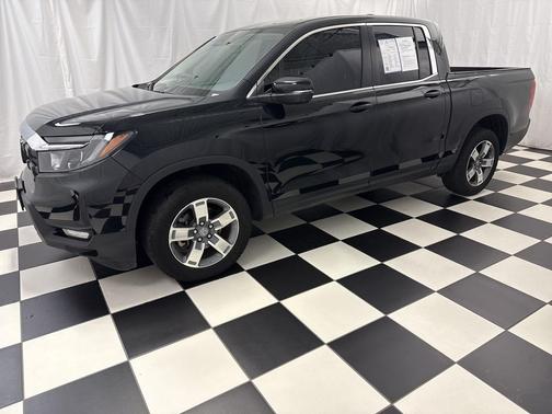 Crystal Black Pearl 2025 Honda Ridgeline RTL