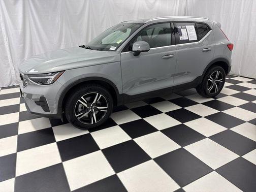 2025 Volvo XC40 B5 Core Bright Theme