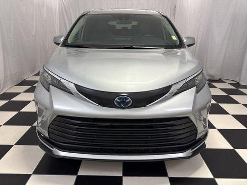 2025 Toyota Sienna XLE 8 Passenger