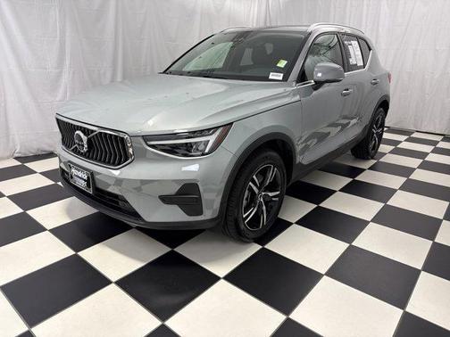 2025 Volvo XC40 B5 Core Bright Theme
