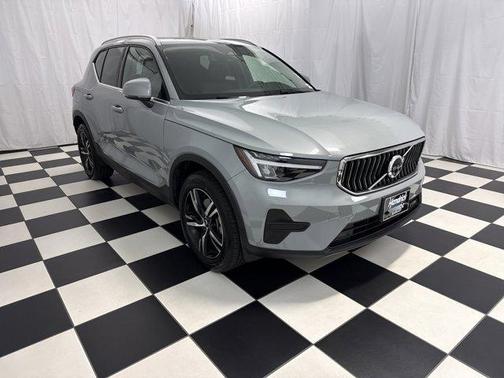 2025 Volvo XC40 B5 Core Bright Theme