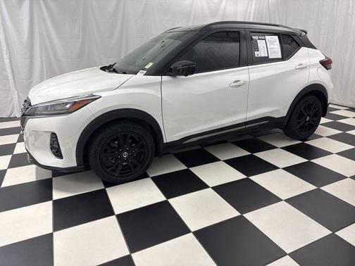 Aspen White/Super Black 2021 Nissan Kicks SR