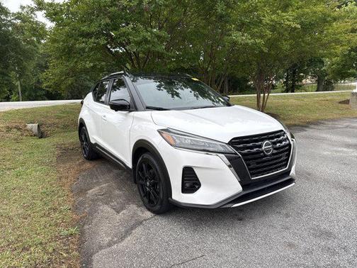 Aspen White/Super Black 2021 Nissan Kicks SR
