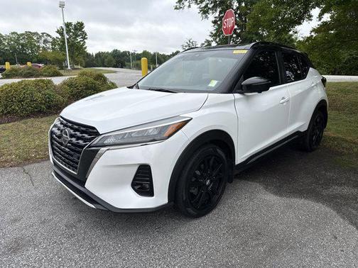 Aspen White/Super Black 2021 Nissan Kicks SR