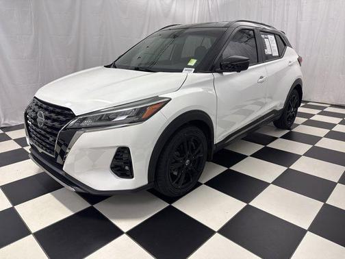 Aspen White/Super Black 2021 Nissan Kicks SR