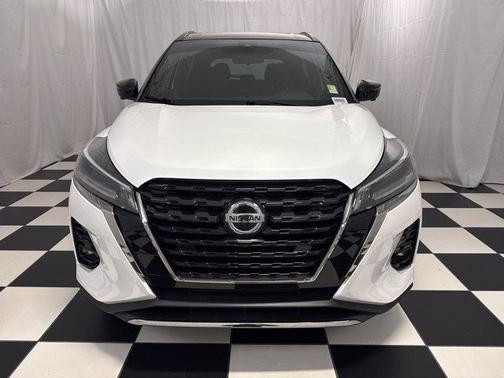 Aspen White/Super Black 2021 Nissan Kicks SR