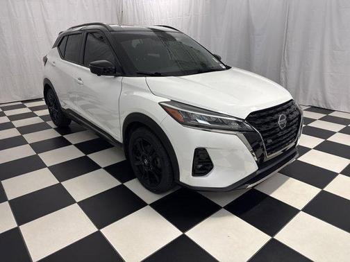 Aspen White/Super Black 2021 Nissan Kicks SR